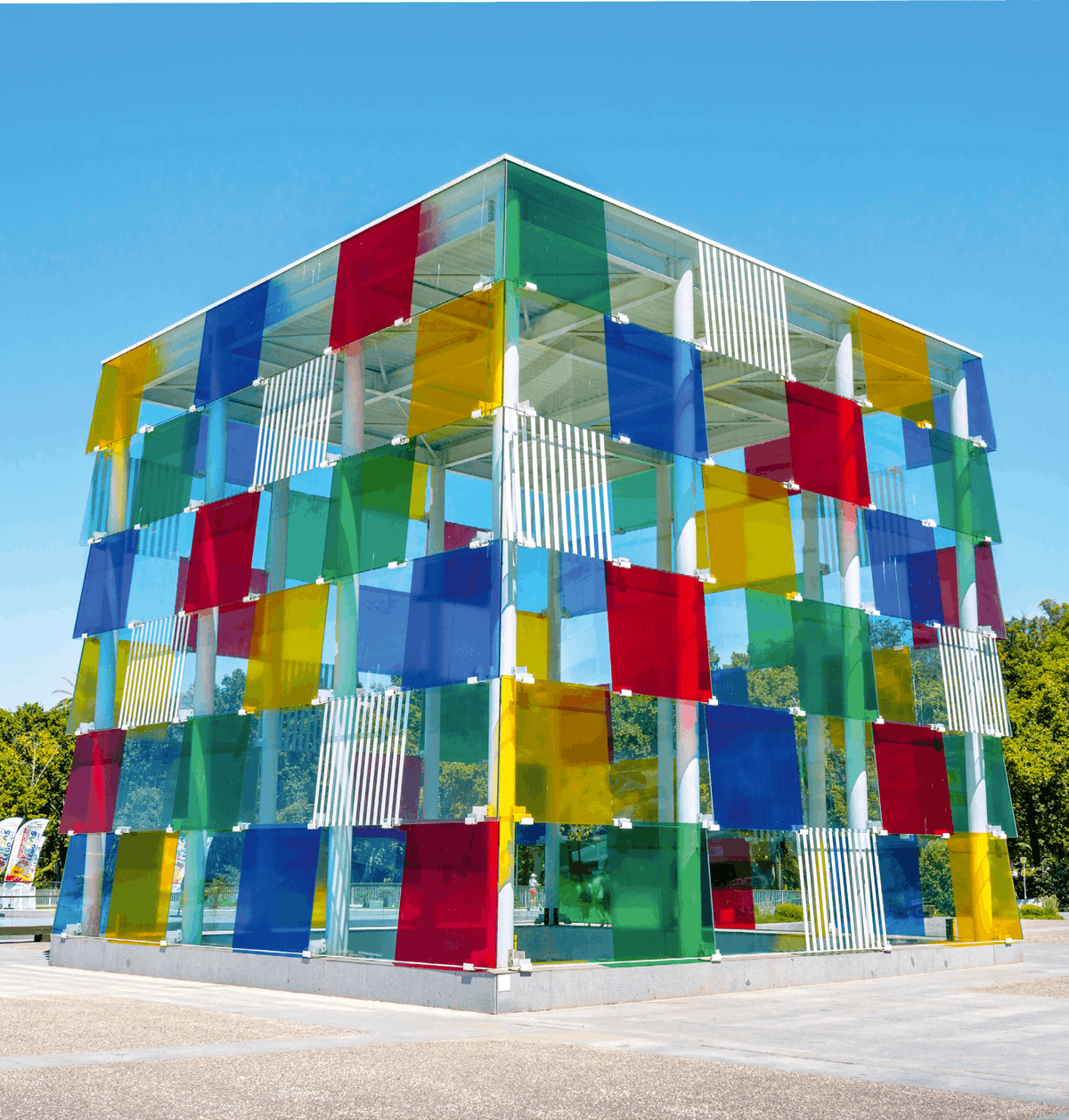 Ce bâtiment multicolore en forme de cube se situe
au Centre Pompidou de Málaga en Espagne, un
musée d'art moderne et contemporain. On peut
retrouver dans un cube de nombreuses situations
d'orthogonalité entre des plans et des droites.
