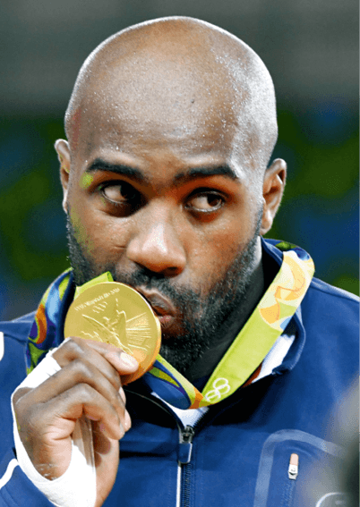 Teddy Riner embrassant sa médaille d'or olympique