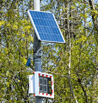Radar équipé d'un panneau solaire