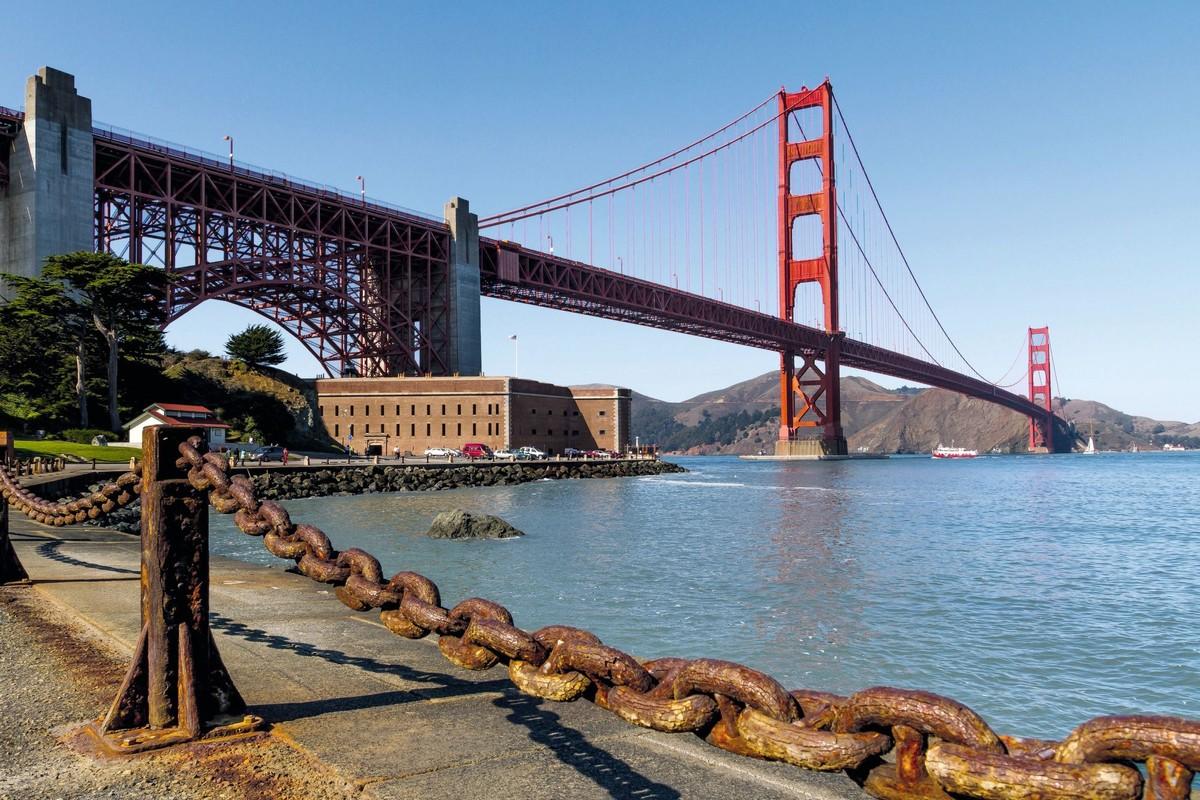 Chaîne rouillée devant le Golden Gate (San Francisco)