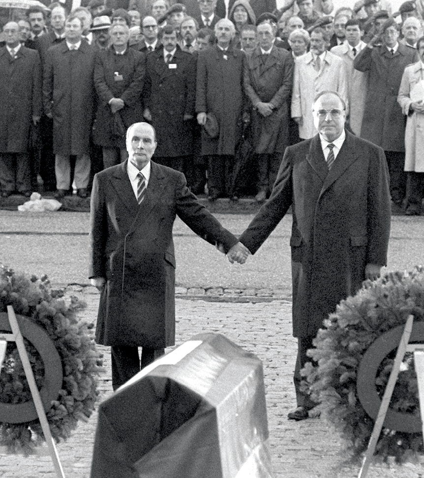 Photographie de François Mitterrand et Helmut Kohl à l'ossuaire de Douaumont.