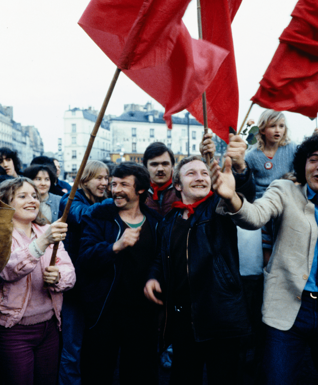 Photographie d'une manifestation à Paris, le soir de lʼélection de François Mitterrand, 10 mai 1981.
