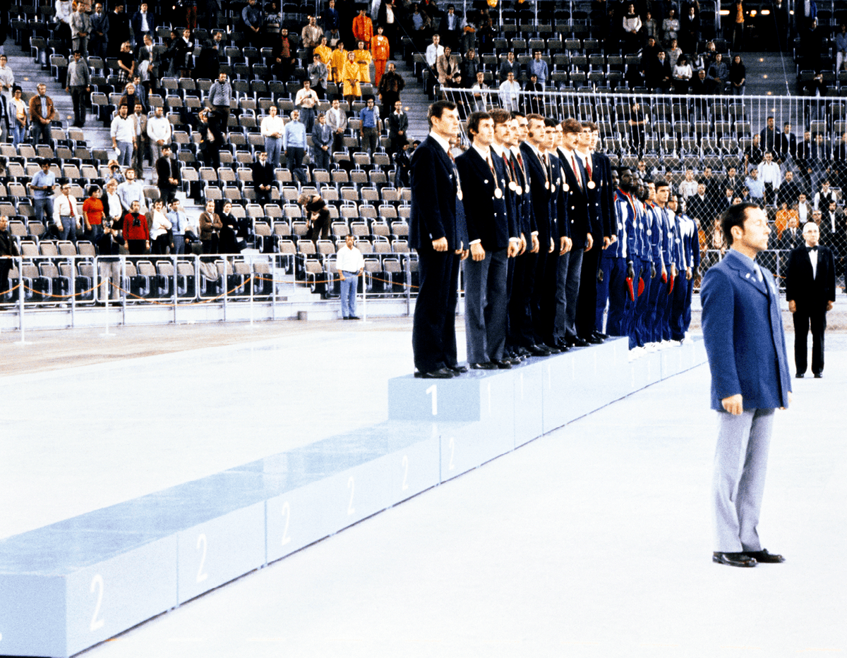 Les basketteurs américains refusent de monter sur le podium après leur défaite contestée lors de la finale contre les Soviétiques, 10 septembre 1972, photographie anonyme.