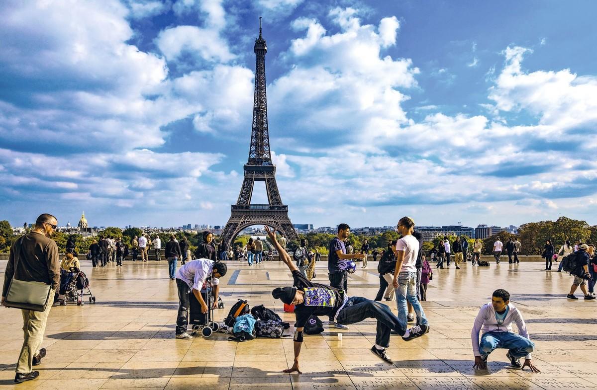 La place du Trocadéro à Paris investie par des danseurs de hip hop