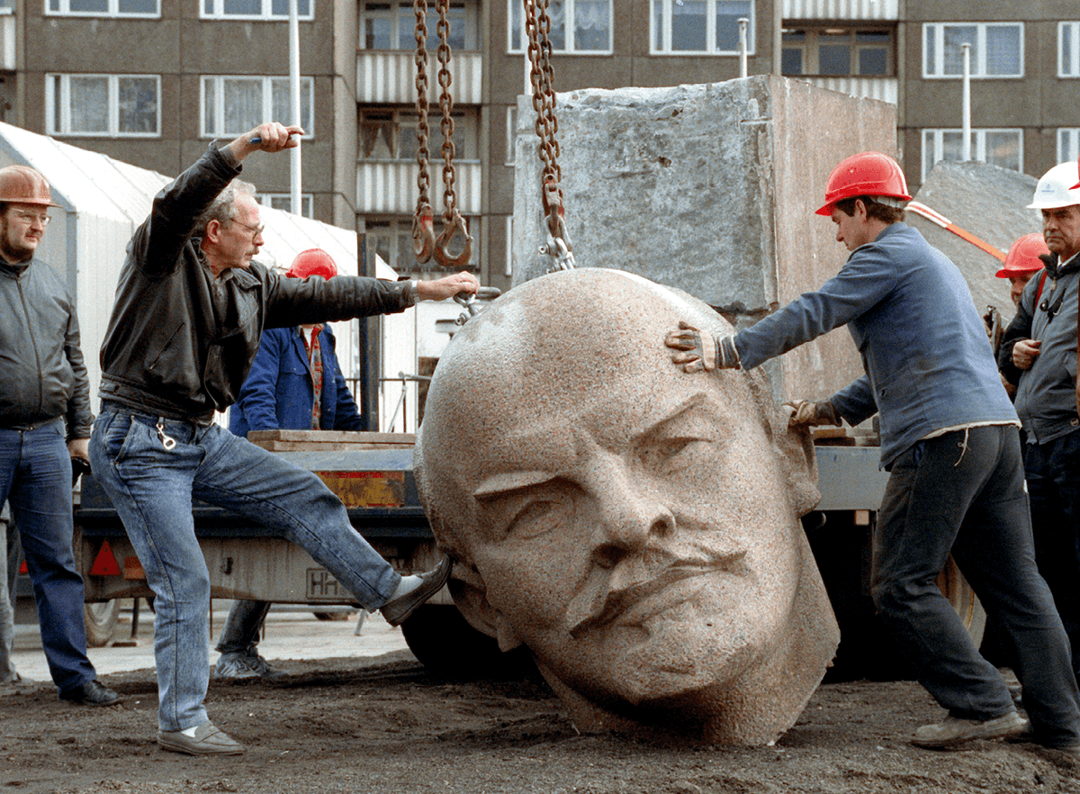Photographie de la destruction de la statue de Lénine à Berlin-Est, 13 novembre 1991.
