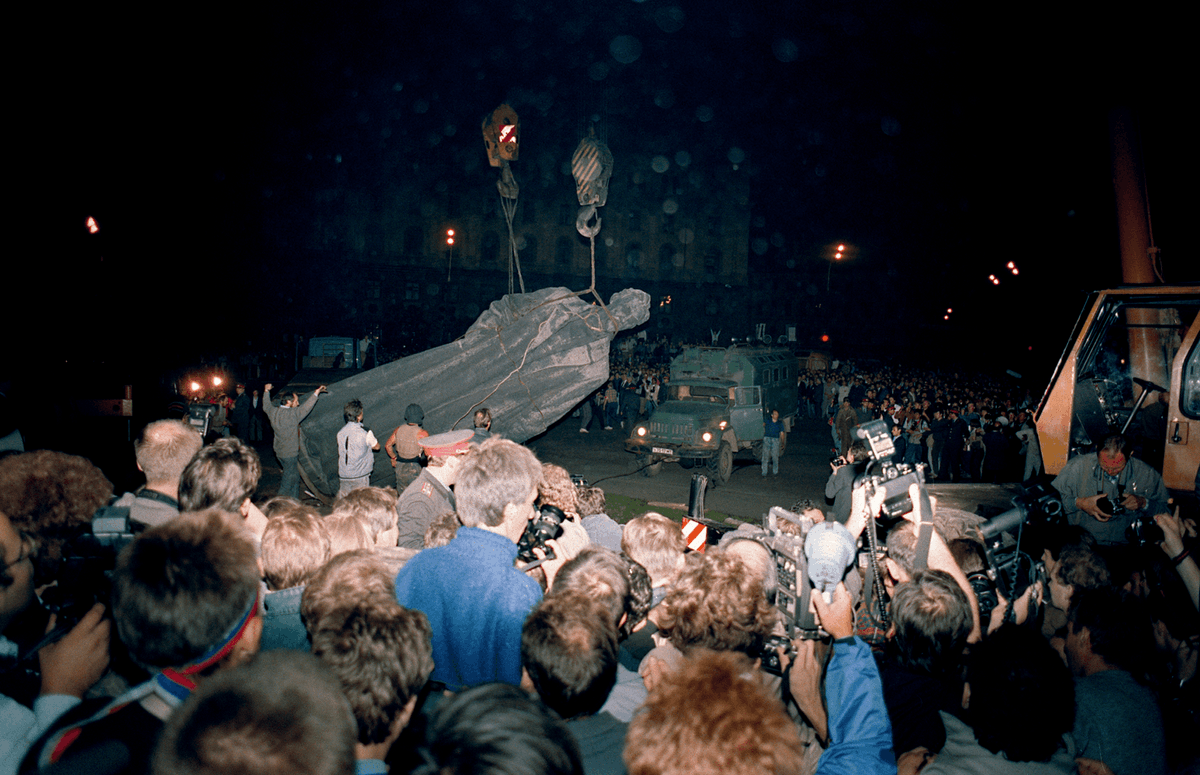 Photographie du déboulonnement du monument de Félix Dzerjinski à Moscou