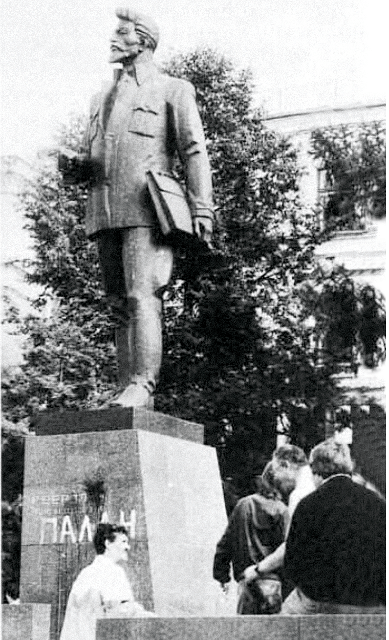 Photographie de la statue de Sverdlov, révolutionnaire bolchevik, vandalisée
