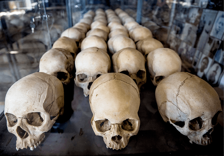 Jacques Nkinzingabo, crânes exposés au Mémorial du génocide des Tutsi, à Ntarama, Rwanda,
23 mars 2019, photographie.