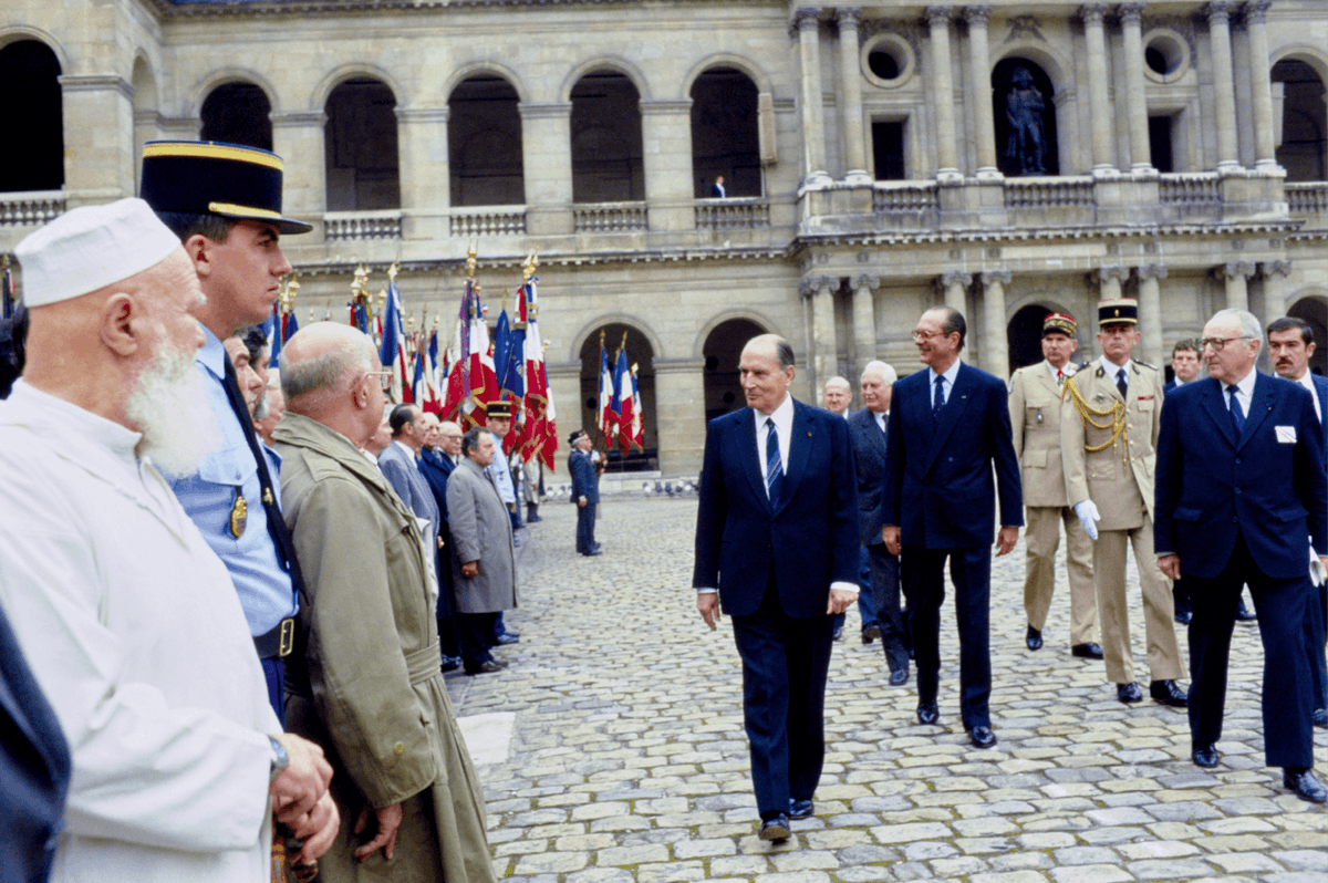 Cérémonie aux Invalides en présence de François Mitterrand et Jacques Chirac