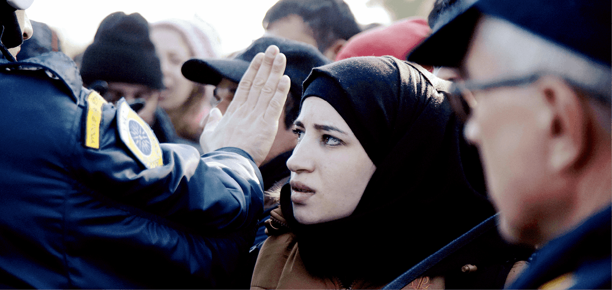 Photographie de Stefania Mizara, réfugiée syrienne bloquée sur la frontière de la Macédoine.