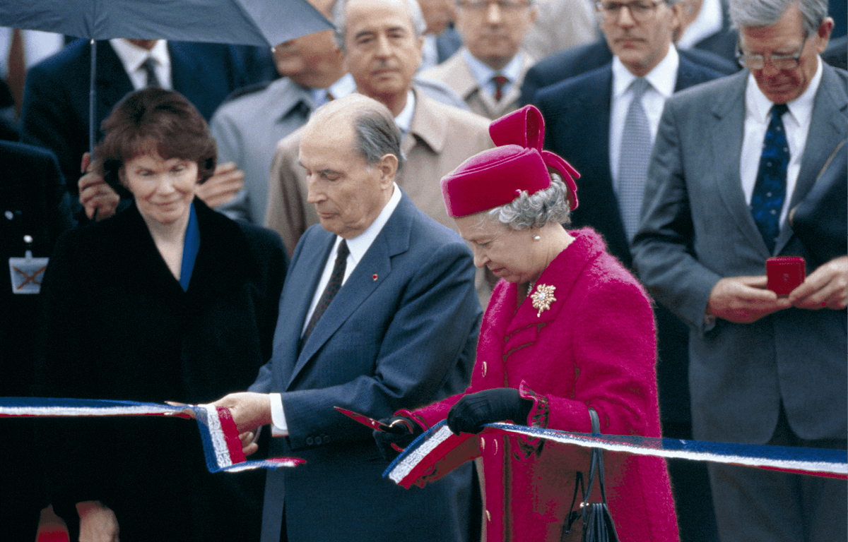 Photographie de François Mitterrand et de la reine dʼAngleterre Elizabeth II inaugurant le tunnel à Coquelles.