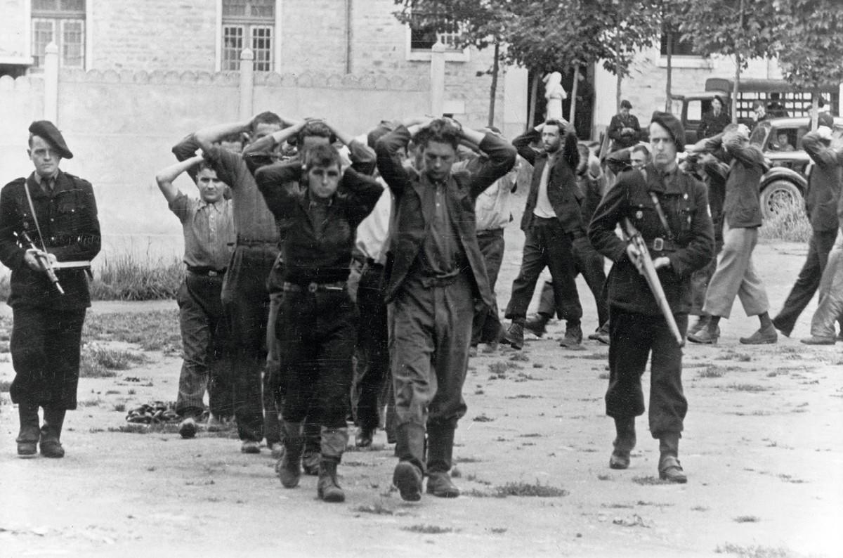 Arrestation de résistants par des miliciens
français, 1943, photographie anonyme.