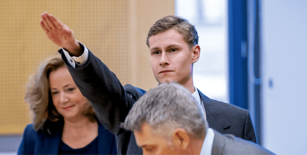 Philip Manshaus fait le salut nazi lors de son procès
