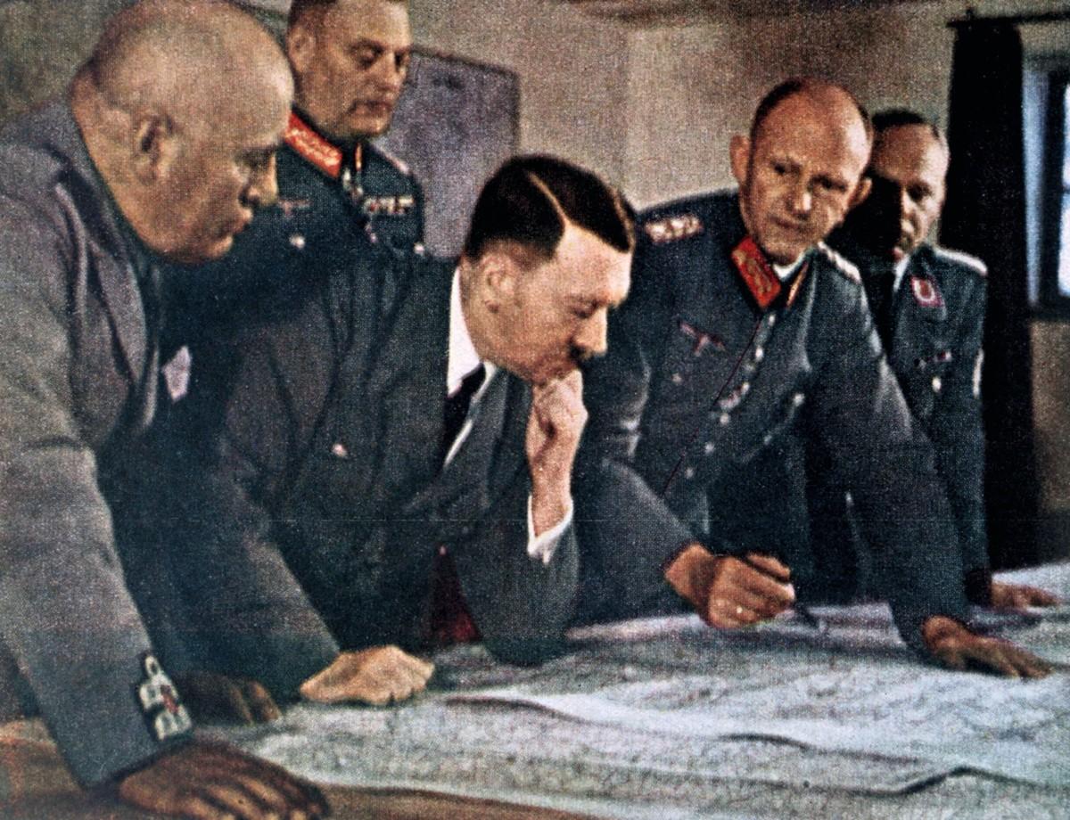 Contexte Chapitre 3 - Hitler et Mussolini étudiant des cartes