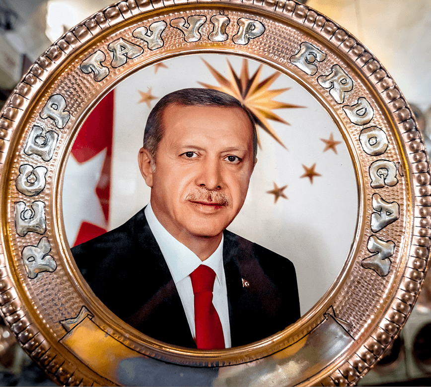 Photographie de Recep Tayyip Erdogan sur un plateau en cuivre en vente à Sanliurfa