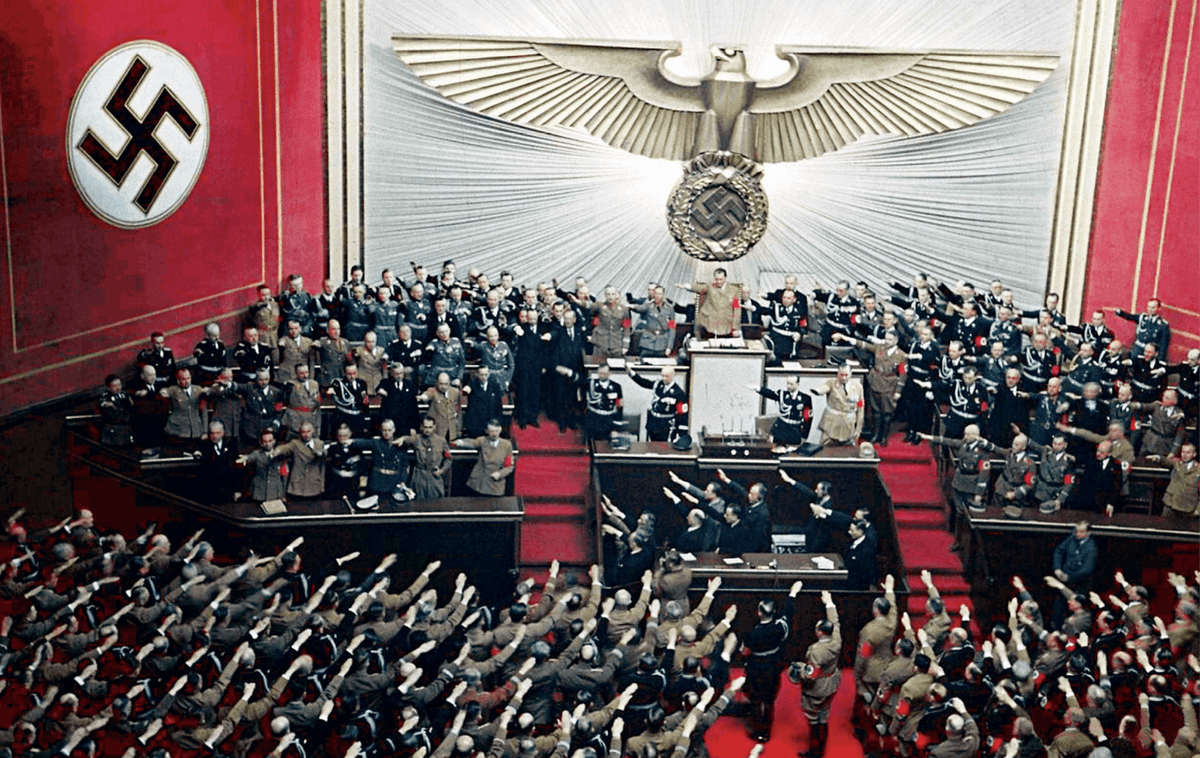 Hitler faisant un discours au Reichstag, 28 avril 1939, photographie anonyme