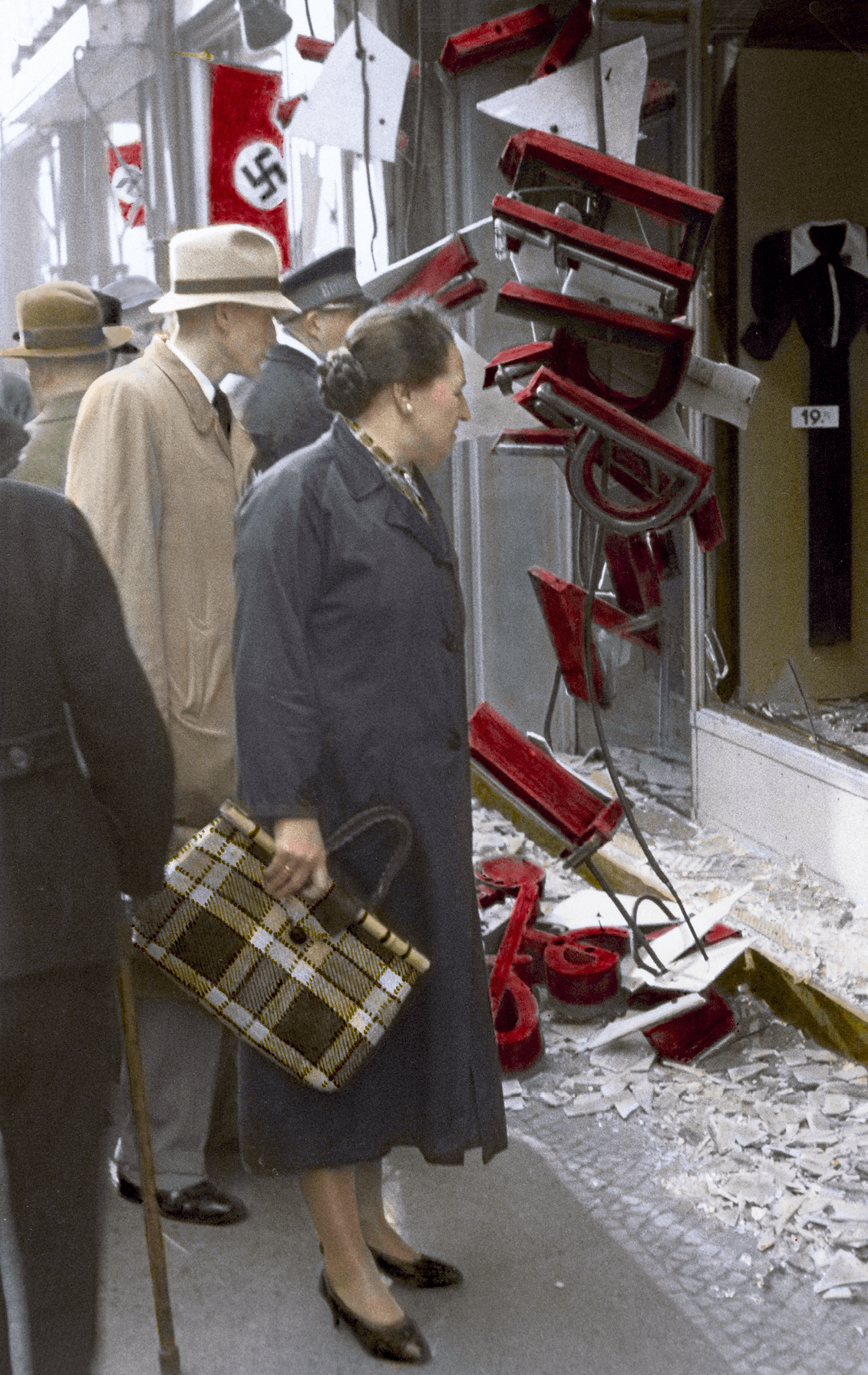 Boutique juive pillée et détruite à Berlin, 9 novembre 1938,
photographie anonyme.
