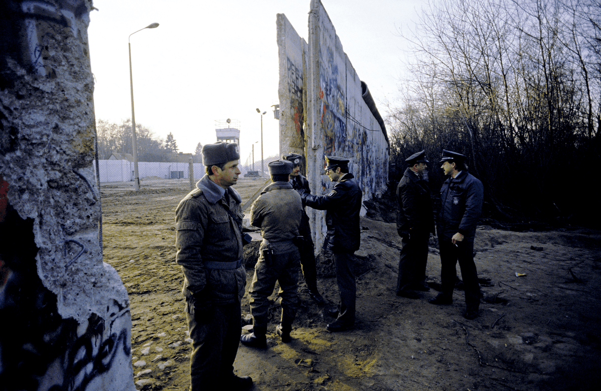 Erhard Pansegrau, policiers allemands près du mur de Berlin ouvert, 10 novembre 1989, photographie.