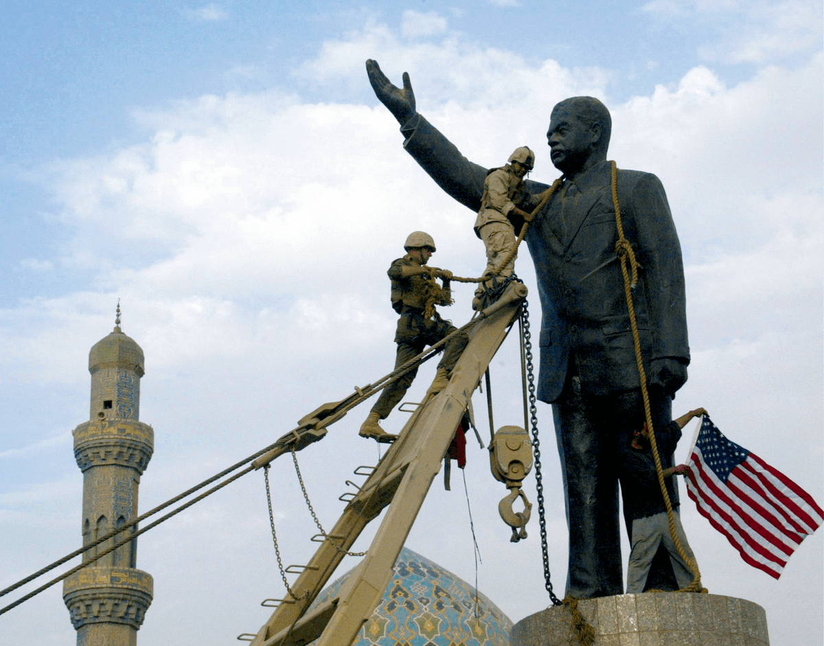 Ramzi Haidar, chute de la statue de Saddam Hussein, Bagdad (Irak), 9 avril 2003, photographie.