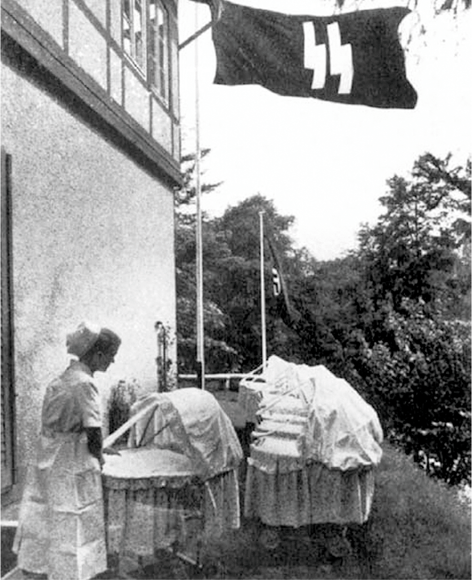 Infirmière dans un Lebensborn, 1943, photographie anonyme