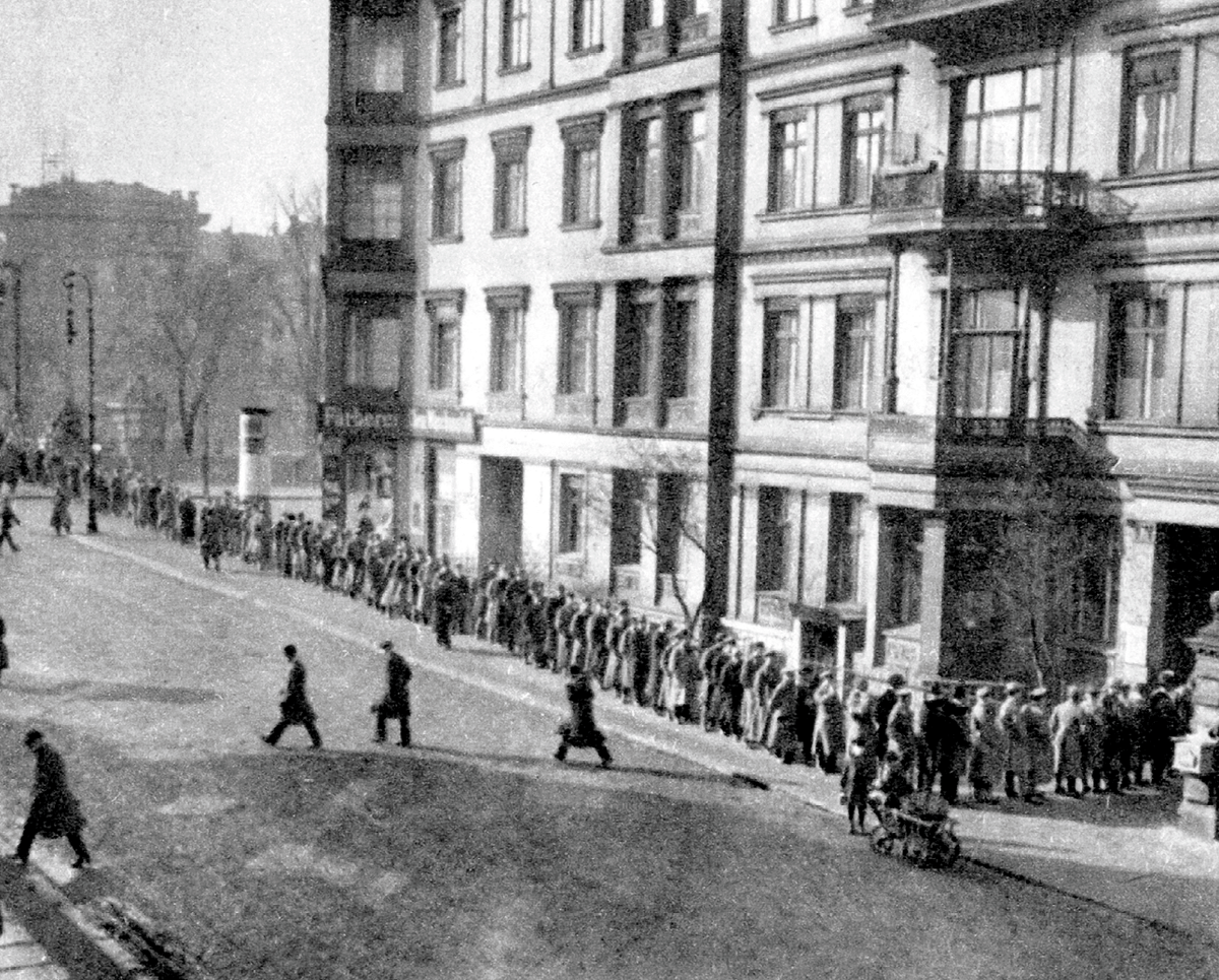 File d'attente de chômeurs devant un bureau pour l'emploi, Potsdam, 1933, photographie anonyme.