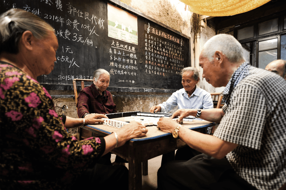 Personnes âgées jouant au mah-jong, dans un salon de thé
à Chongzhou (province du Sichuan), au centre de la Chine.