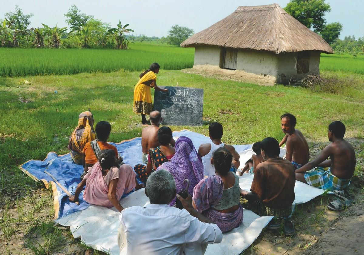 Une étudiante donne un cours d'alphabétisation aux habitants d'un village du Bengale‑occidental.