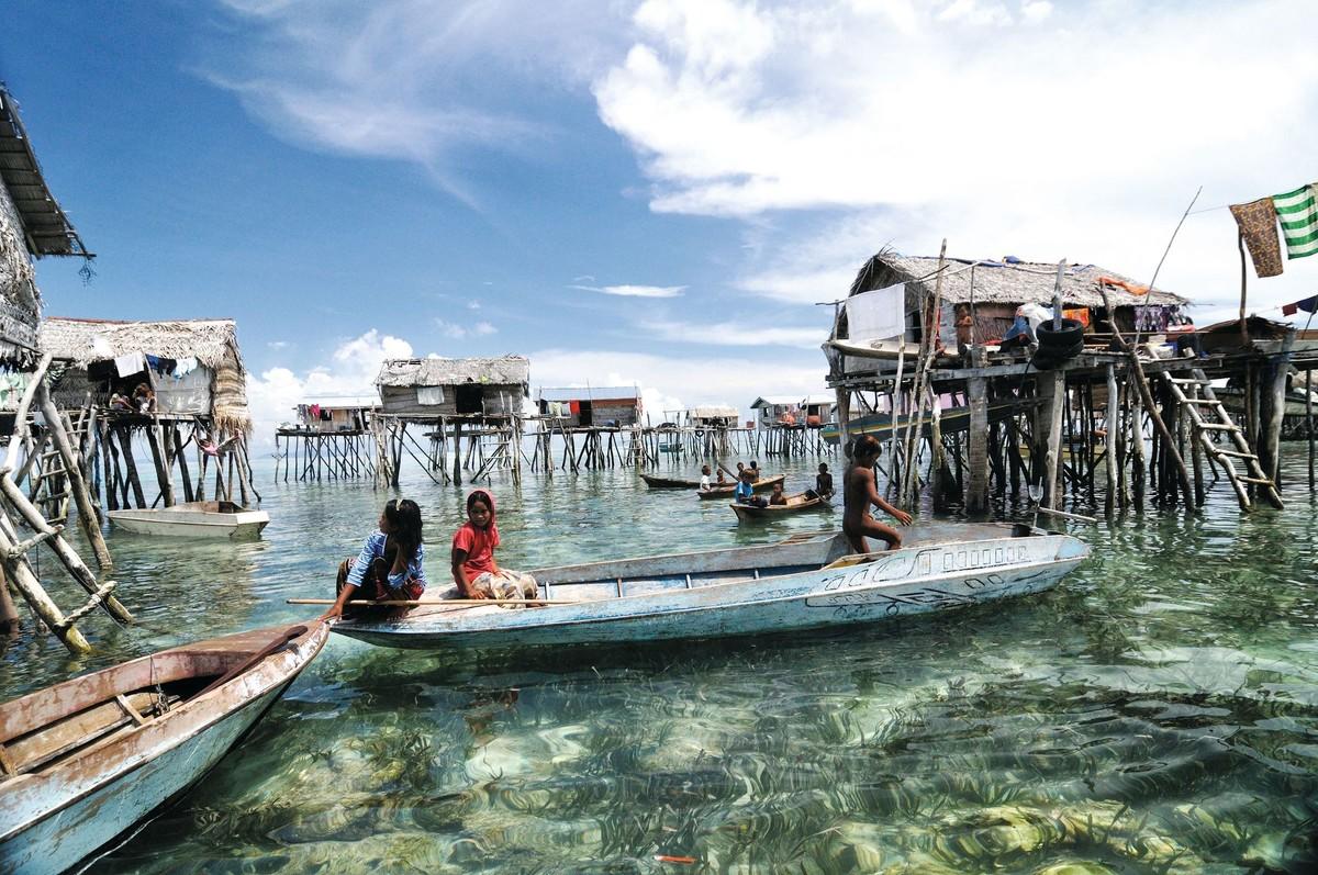 Village de l'ethnie Bajau Laut à Bornéo (Indonésie)