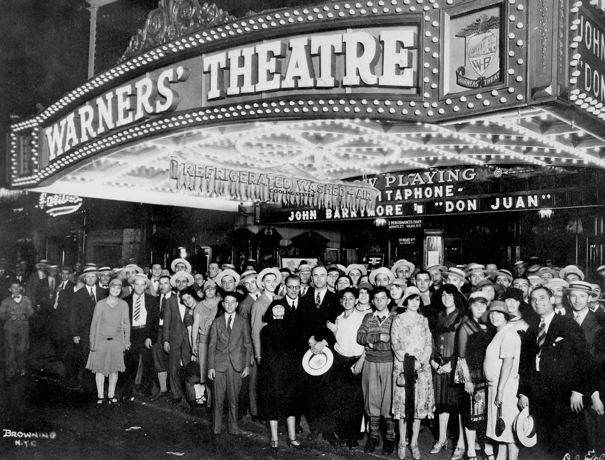 Moviegoers in front of Warners' Theater in 1926