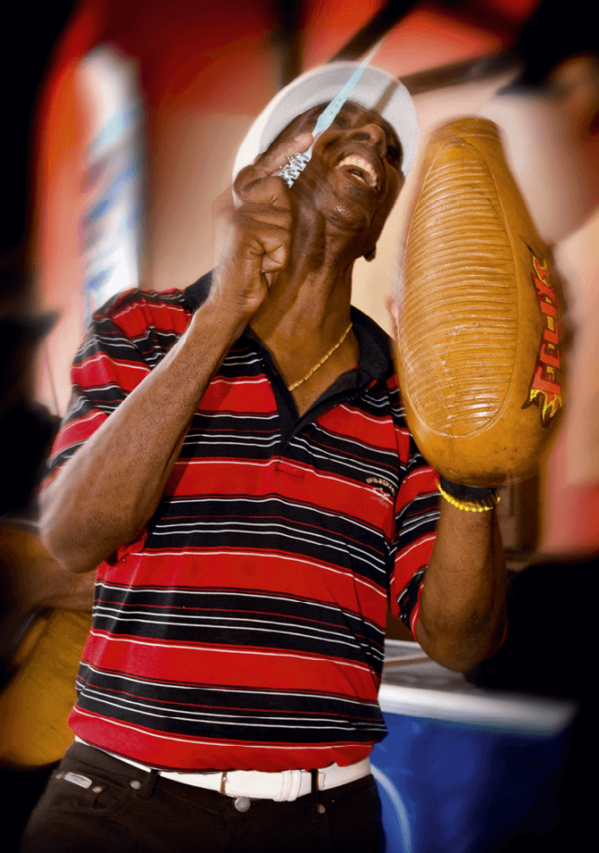 Hombre tocando música en las calles de la Habana.