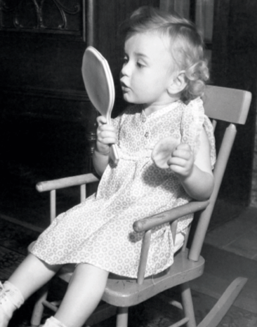 enfant se regardant dans un miroir