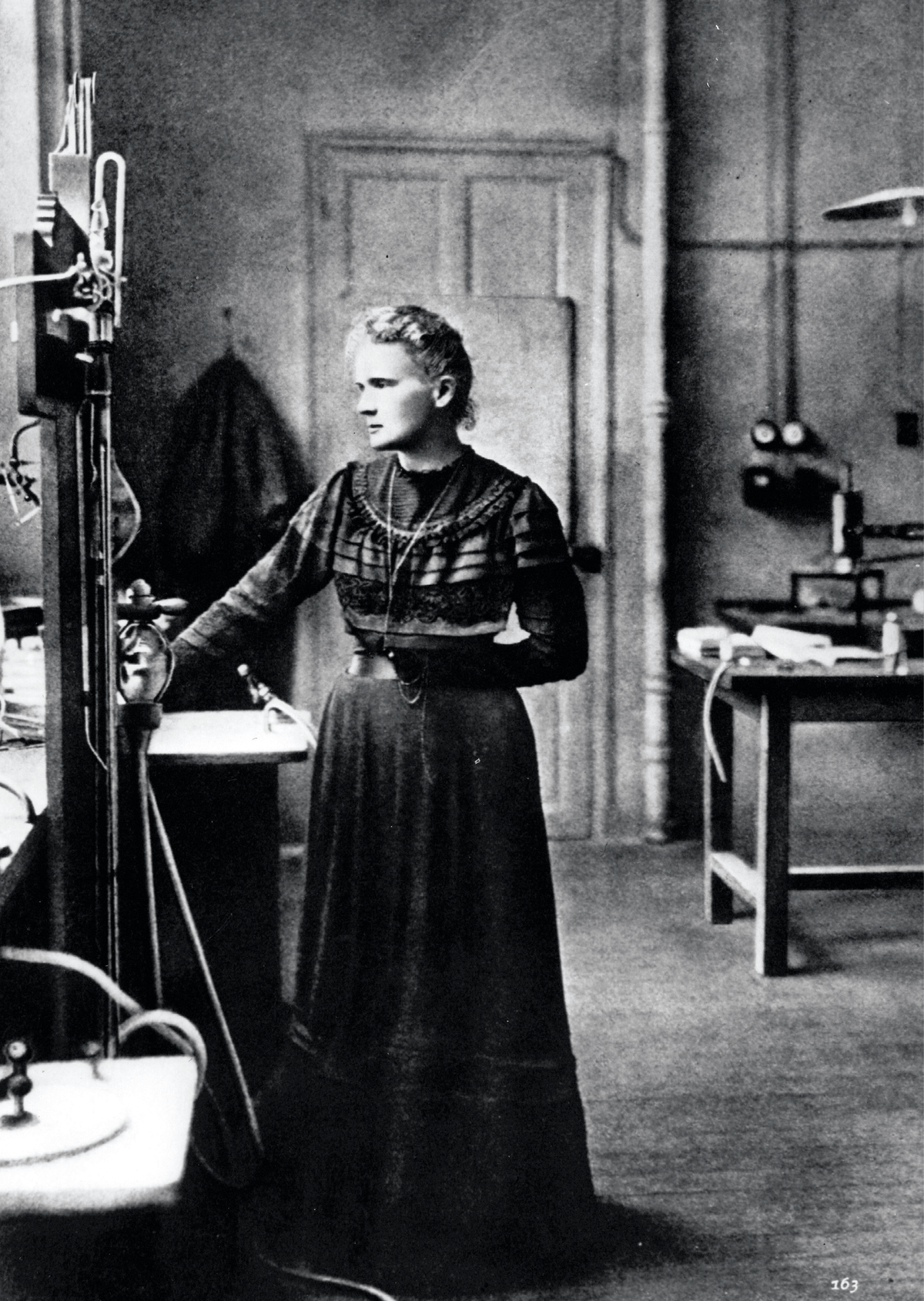 Marie Curie (1867-1934) dans son laboratoire 