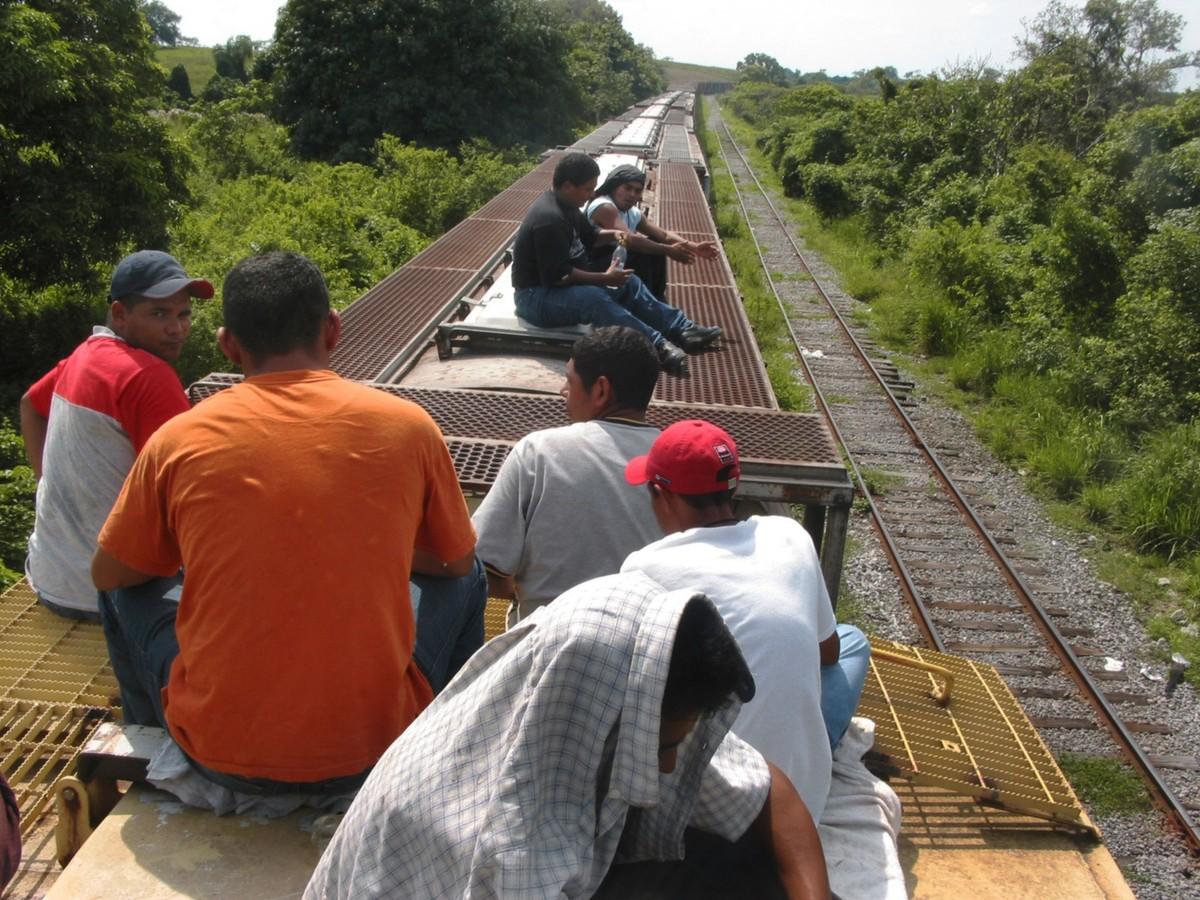 Inmigrantes ilegales en el techo de La Bestia, México