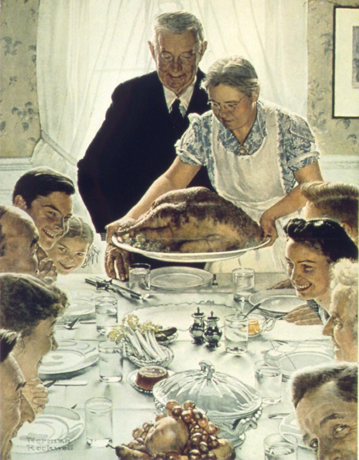 Image d'un repas de famille. La mère apporte une dinde sur un plat