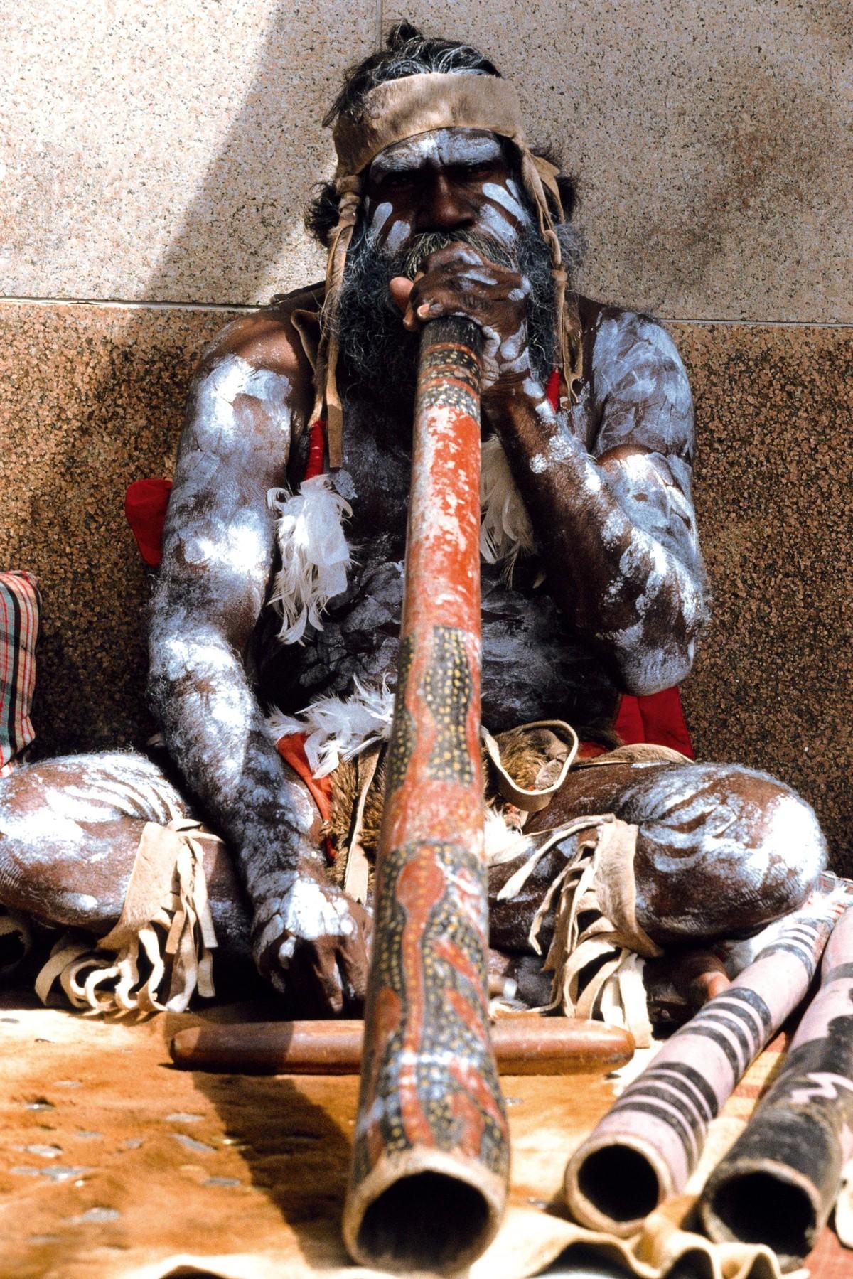 A didgeridoo player