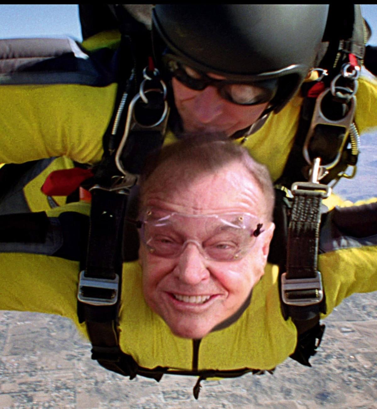 Jack Nicholson en train de faire un saut en parachute