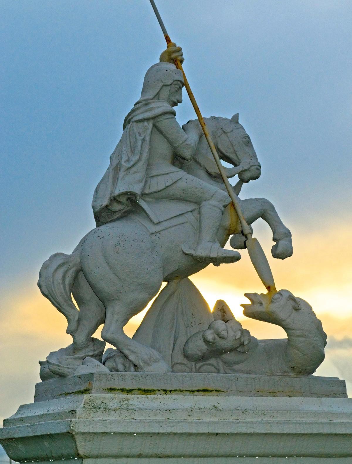 Statue de St George achevant le dragon.
