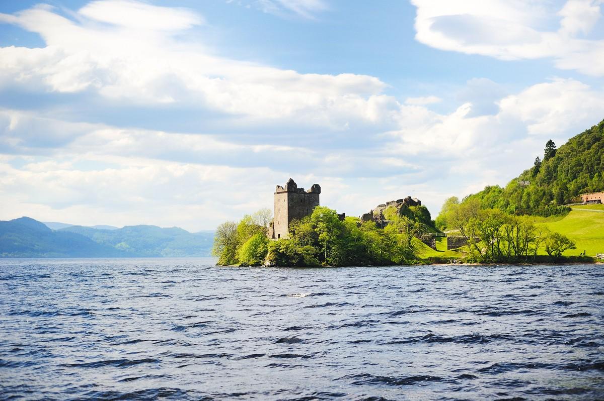 Chateau au bord d'un lac