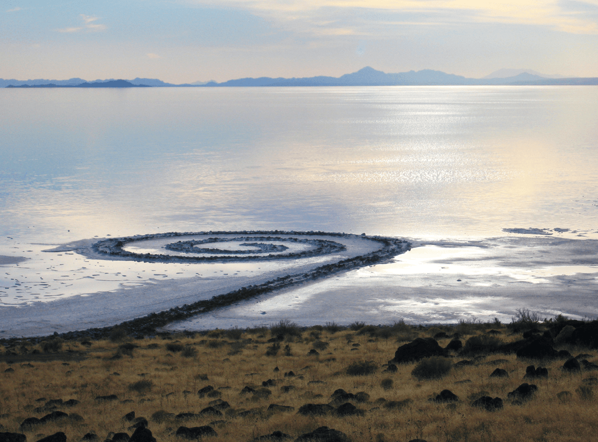 Cet artiste transforme sa plage locale en créant du Land Art sur ses rives