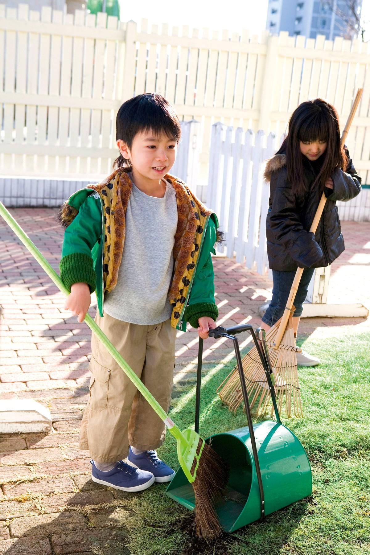 Sōji Japon, deux enfants qui passent le balais.