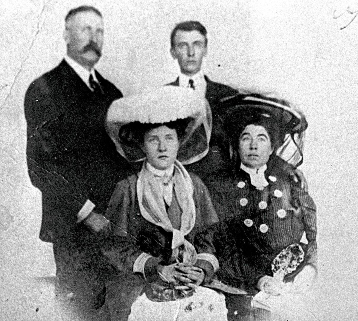 Ancienne photographie de quatre personne, deux hommes et deux femmes.