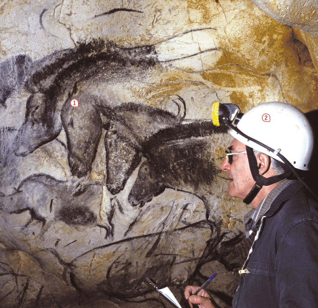 L'archéologue Jean Clottes au travail dans une grotte préhistorique