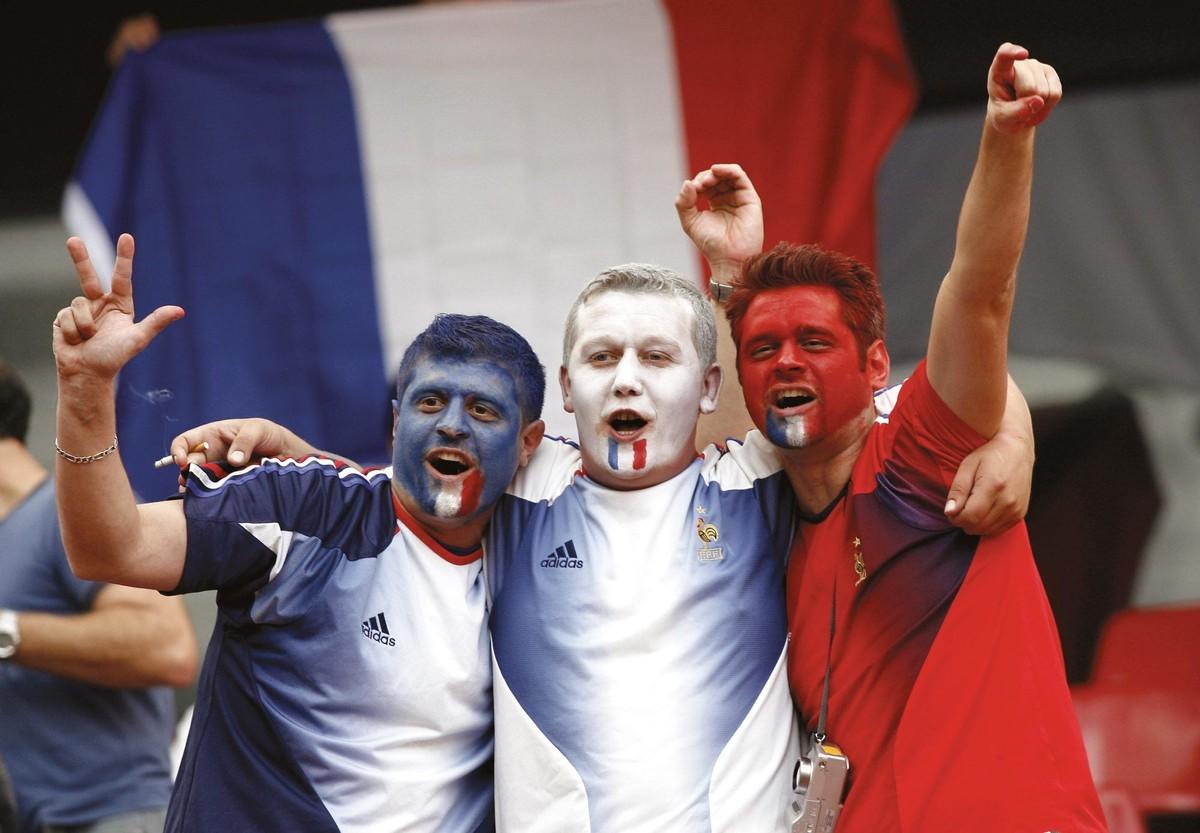 Trois supporters aux couleurs du drapeau français