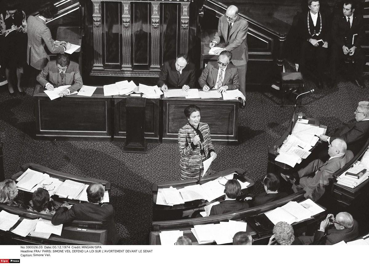 Simone Veil défendant le projet de loi sur l'avortement à l'Assemblée, 1975.