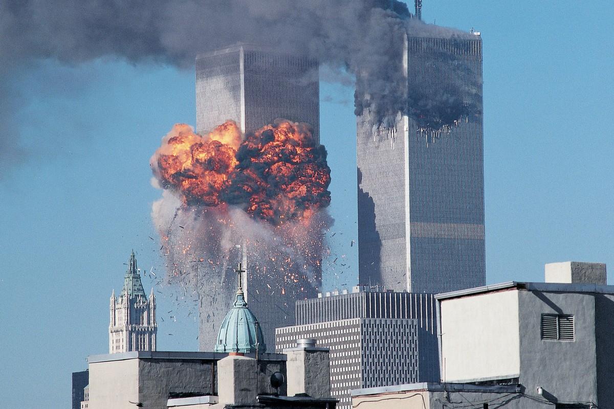 Le 11 septembre 2001, quatre avions s'écrasent sur des monuments symboliques des États-Unis, faisant 3 000 morts. Les tours du World Trade Center, à New York, sont frappés.