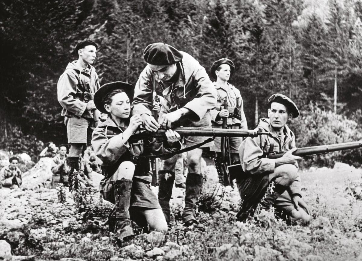  De jeunes résistants apprennent le maniement des armes dans un maquis du Vercors, 1944.