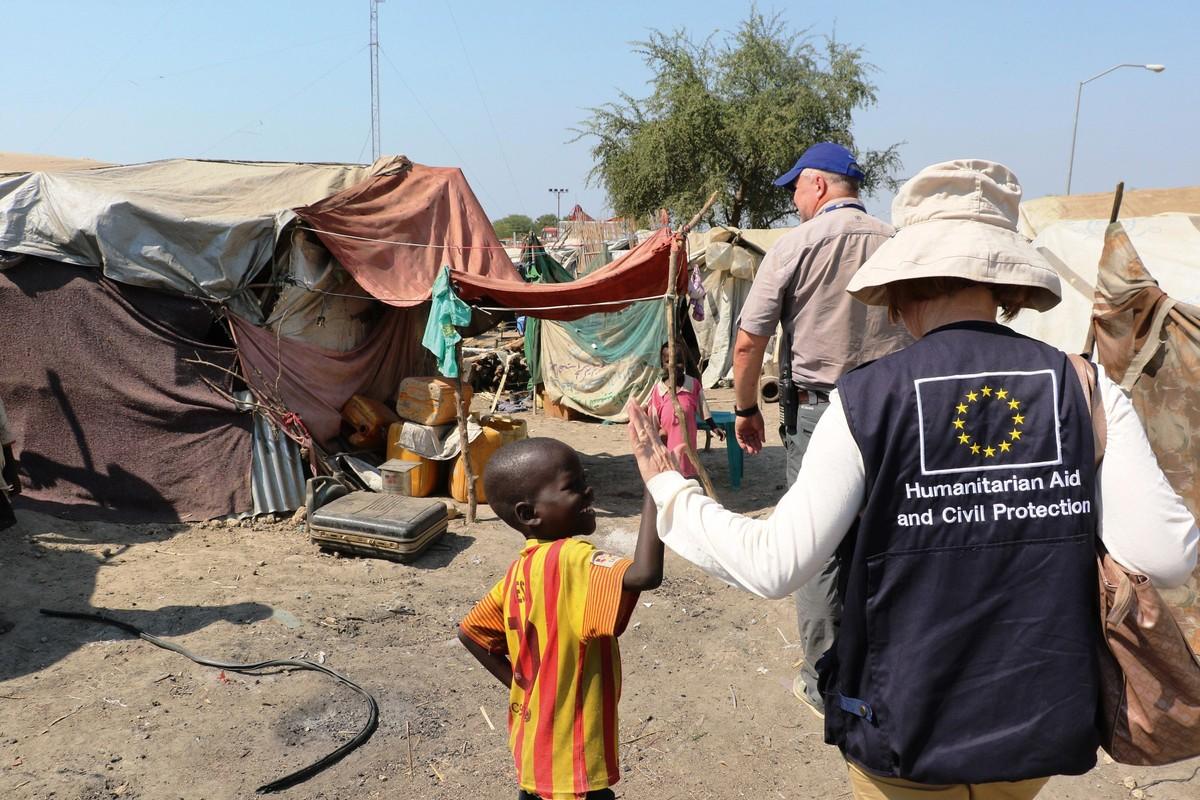 La directrice générale du service d'aide humanitaire de la Commission européenne visite un camp de réfugié au Soudan du Sud en 2015.