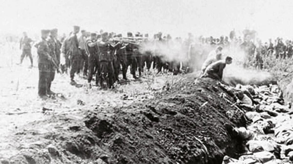Membres des Einsatzgruppen exécutant des Juifs en Ukraine, septembre 1941.