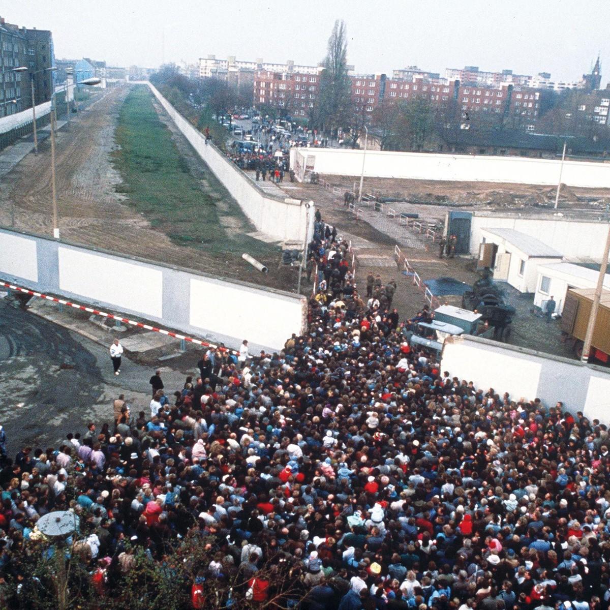 Berlinois de l'Est passant le mur, 12 novembre 1989