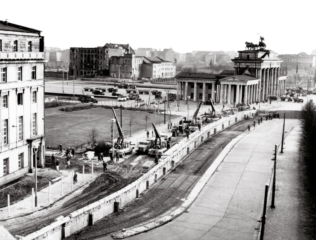 La construction du mur de Berlin